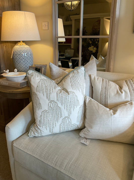 Medium patterned cushion