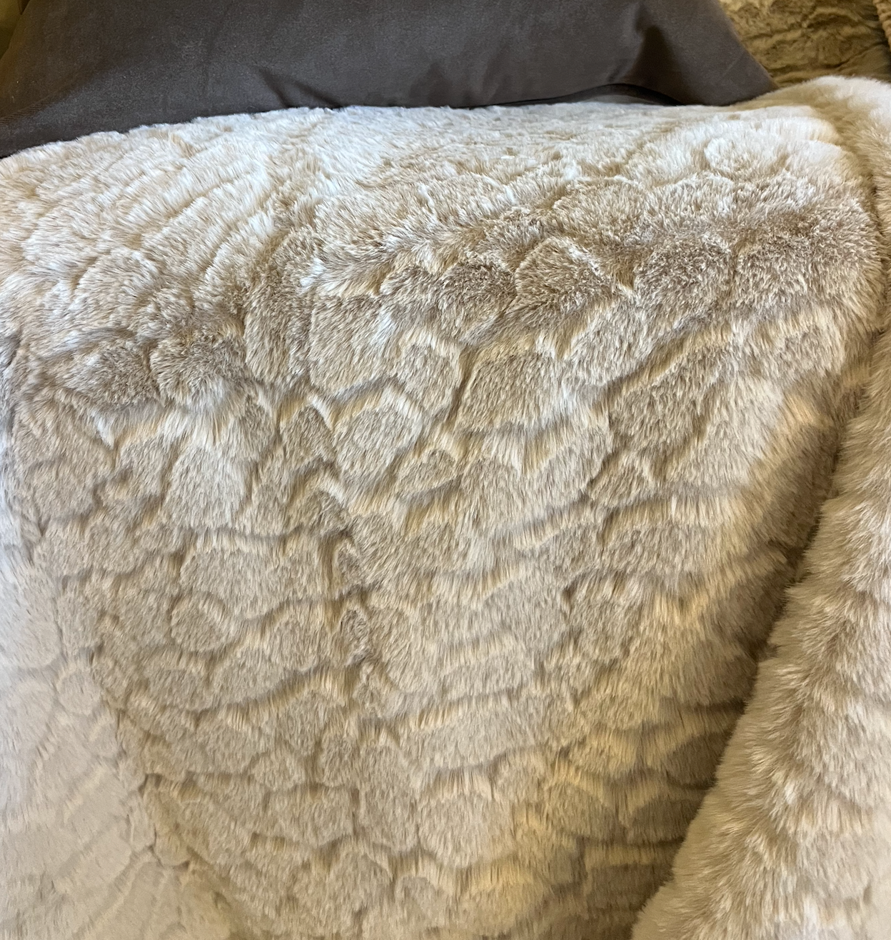 Cloud / Pebble Soft Faux Fur Throw